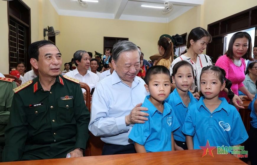 Tổng Bí thư, Chủ tịch nước Tô Lâm thăm, làm việc tại huyện đảo Cồn Cỏ (Quảng Trị)