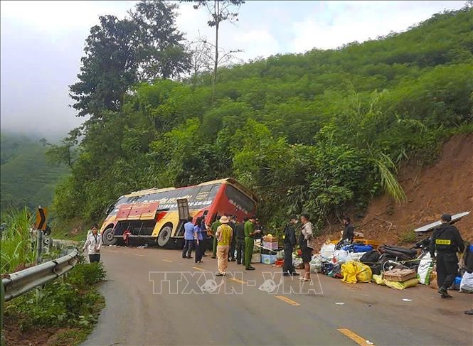 Xe kh&aacute;ch mất phanh đ&acirc;m v&agrave;o ta luy dương, 1 người chết, nhiều người bị thương