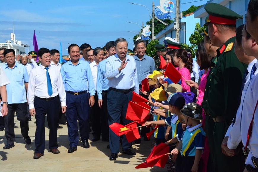 Tổng Bí thư, Chủ tịch nước Tô Lâm thăm, làm việc tại huyện đảo Cồn Cỏ (Quảng Trị)