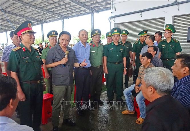 Phó thủ tướng Trần Hồng Hà thăm hỏi ngư dân cửa biển Sông Đốc