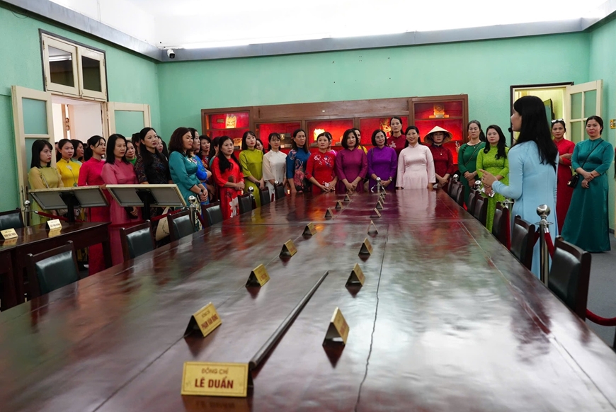 Phụ nữ Cảnh sát biển hành quân về nguồn thăm Hoàng thành Thăng Long