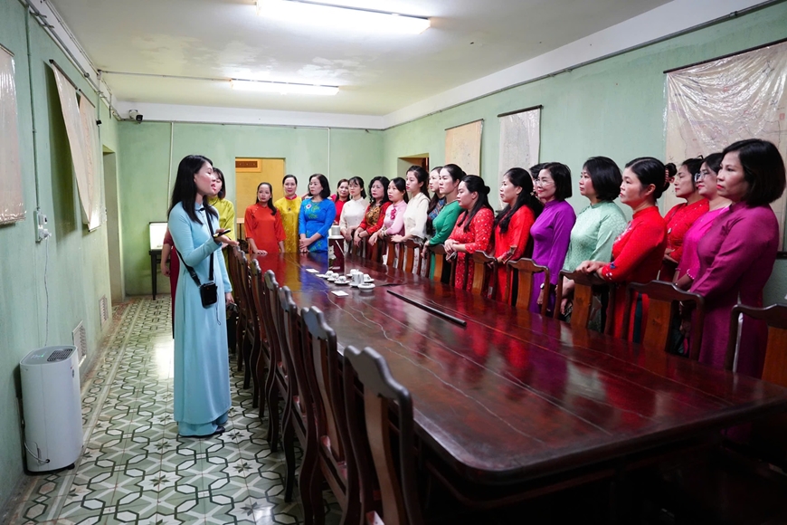 Phụ nữ Cảnh sát biển hành quân về nguồn thăm Hoàng thành Thăng Long