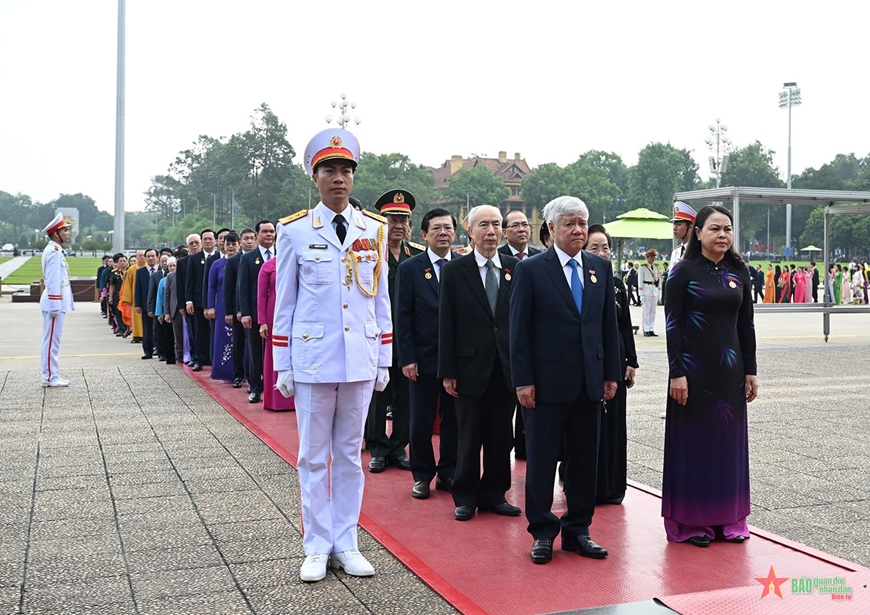 Đoàn đại biểu dự ĐH đại biểu toàn quốc Mặt trận Tổ quốc Việt Nam lần thứ X vào Lăng viếng Chủ tịch Hồ Chí Minh