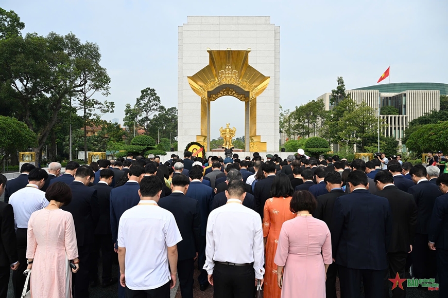 Đoàn đại biểu dự ĐH đại biểu toàn quốc Mặt trận Tổ quốc Việt Nam lần thứ X vào Lăng viếng Chủ tịch Hồ Chí Minh