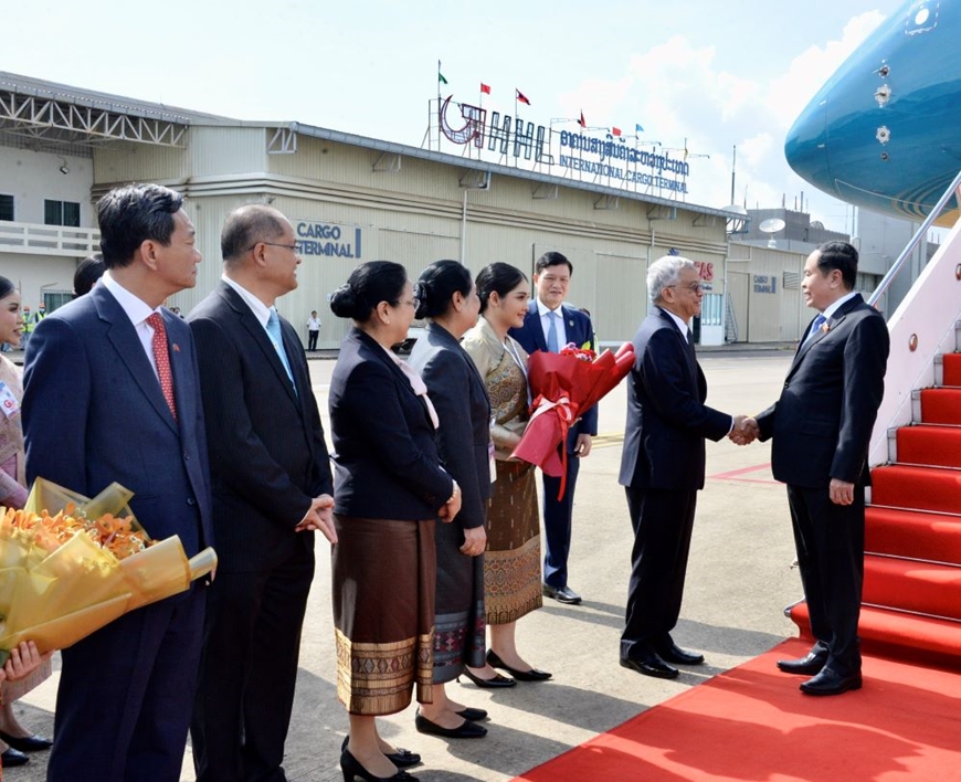 Chủ tịch Quốc hội Trần Thanh Mẫn đến Vientiane, bắt đầu thăm chính thức Cộng hòa dân chủ nhân dân Lào