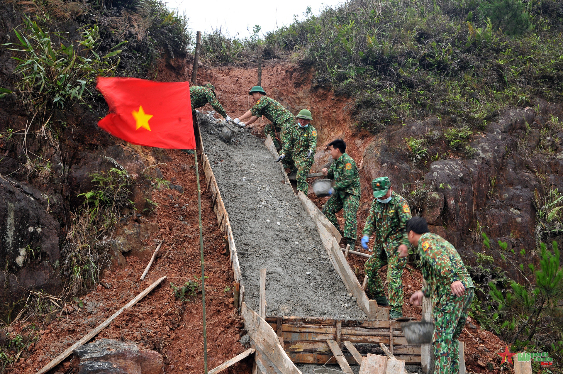 Xây dựng đường tuần tra