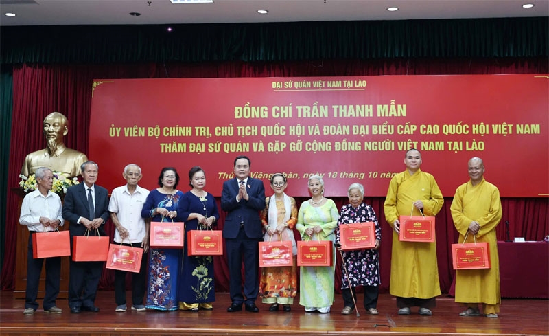 Chủ tịch Quốc hội Trần Thanh Mẫn thăm Đại sứ quán và gặp gỡ đại diện cộng đồng người Việt Nam tại Lào