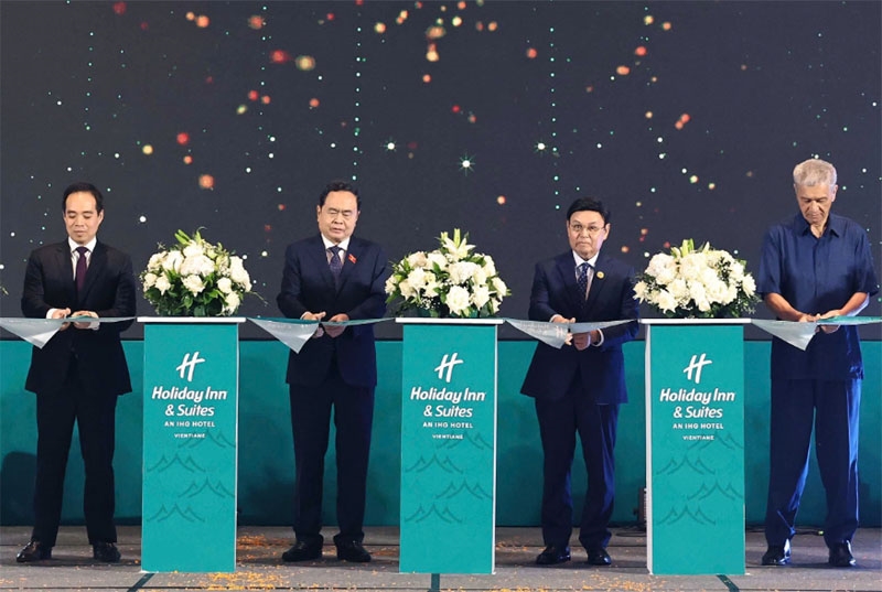 Chủ tịch Quốc hội hai nước Việt Nam-Lào dự Lễ khánh thành khách sạn thương hiệu quốc tế tại Lào