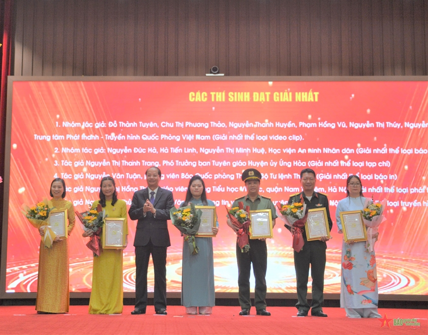 Thành ủy Hà Nội trao giải cuộc thi chính luận về bảo vệ nền tảng tư tưởng của Đảng