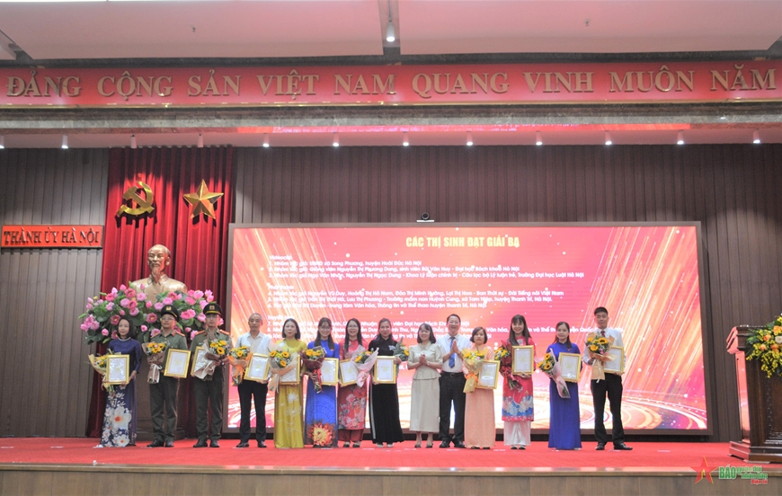 Thành ủy Hà Nội trao giải cuộc thi chính luận về bảo vệ nền tảng tư tưởng của Đảng