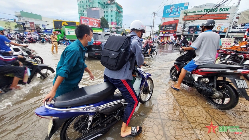 Triều cường tiếp tục vượt báo động 3 tại Cần Thơ