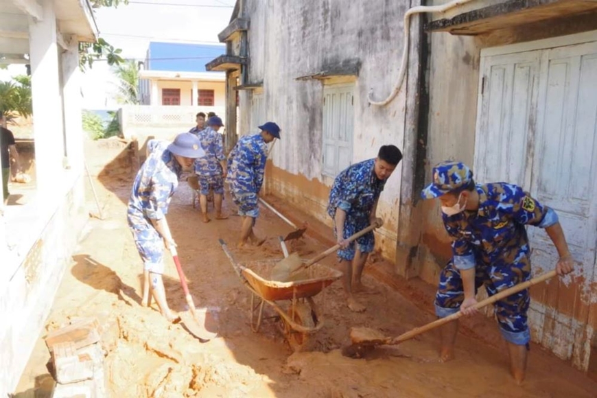 Cán bộ, chiến sĩ Lữ đoàn 681, Vùng 2 Hải quân giúp đỡ nhân dân khắc phục sạt lở do mưa lũ tại xã Tiến Thành, TP Phan Thiết, tỉnh Bình Thuận. Ảnh: VĂN BIỂN 