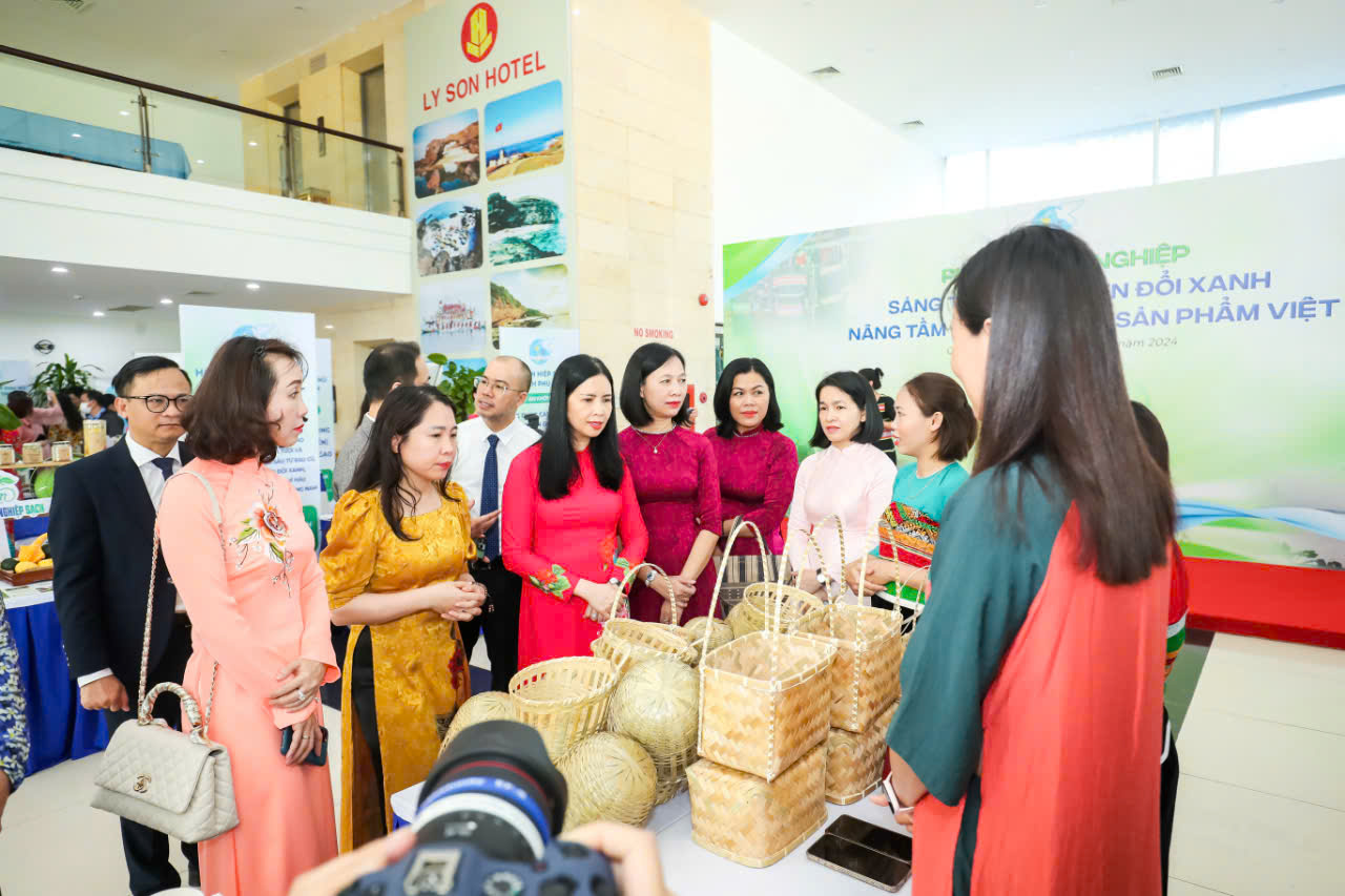 Nâng cao vị thế phụ nữ Mường ở Bá Thước từ nghề mây tre đan