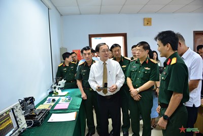 View - 	Phát triển khoa học công nghệ tạo ra các sản phẩm phục vụ quốc phòng