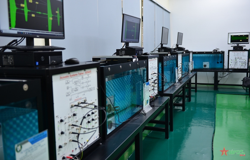 Phát triển khoa học công nghệ tạo ra các sản phẩm phục vụ quốc phòng và dân sinh