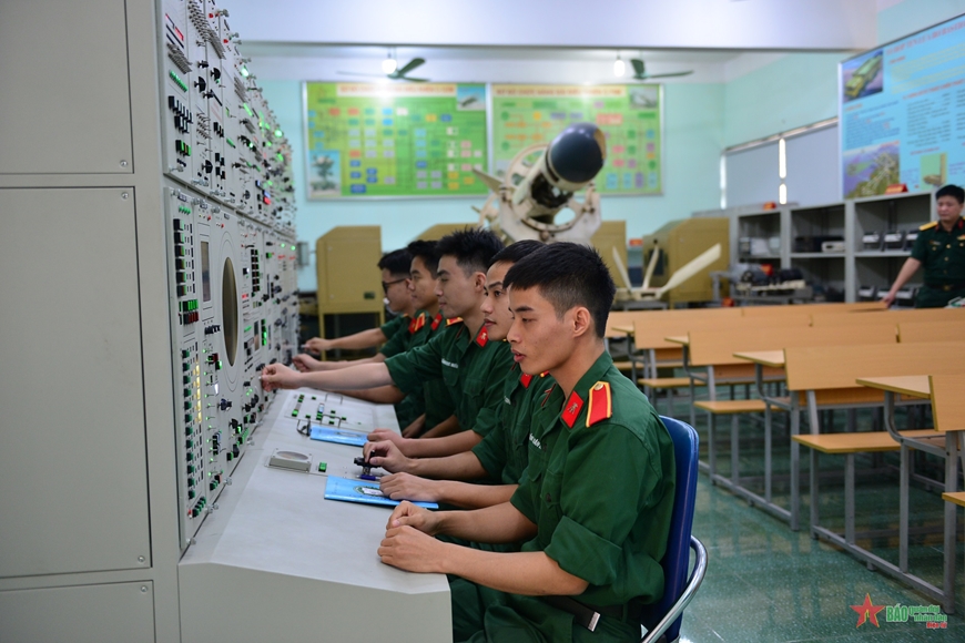 Phát triển khoa học công nghệ tạo ra các sản phẩm phục vụ quốc phòng và dân sinh
