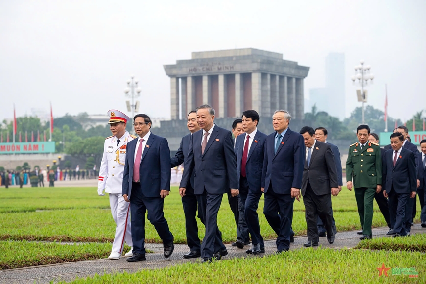 Đại biểu Quốc hội đặt vòng hoa và vào Lăng viếng Chủ tịch Hồ Chí Minh trước giờ khai mạc Kỳ họp thứ tám