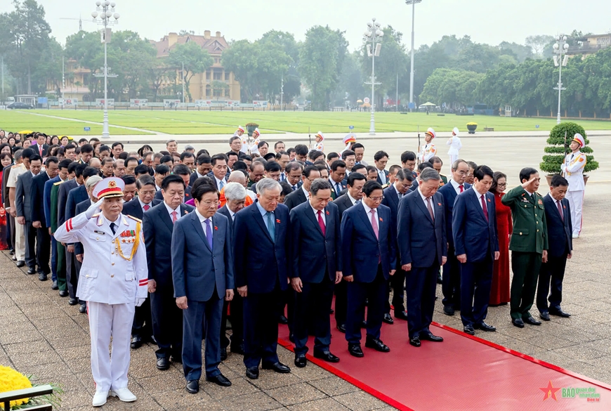 Đại biểu Quốc hội đặt vòng hoa và vào Lăng viếng Chủ tịch Hồ Chí Minh trước giờ khai mạc Kỳ họp thứ tám