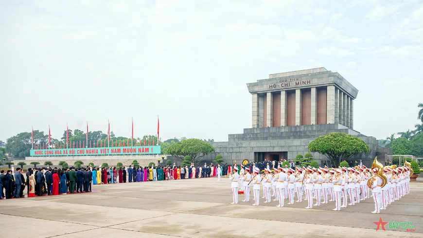 Đại biểu Quốc hội đặt vòng hoa và vào Lăng viếng Chủ tịch Hồ Chí Minh trước giờ khai mạc Kỳ họp thứ tám