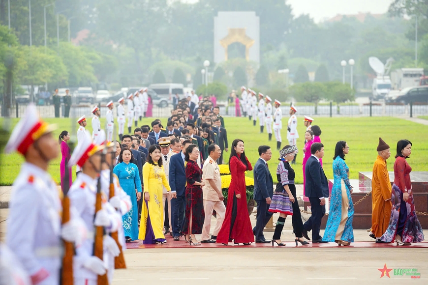 Đại biểu Quốc hội đặt vòng hoa và vào Lăng viếng Chủ tịch Hồ Chí Minh trước giờ khai mạc Kỳ họp thứ tám