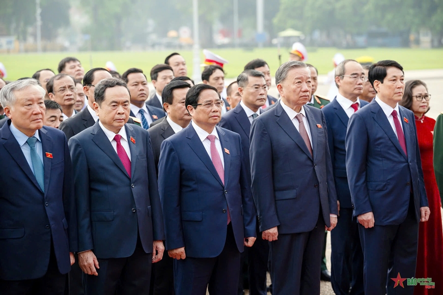 Đại biểu Quốc hội đặt vòng hoa và vào Lăng viếng Chủ tịch Hồ Chí Minh trước giờ khai mạc Kỳ họp thứ tám