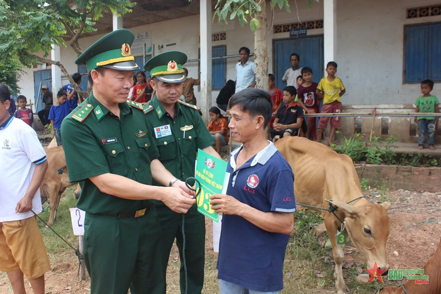 Bộ đội Biên phòng giúp dân xóa đói, giảm nghèo, xây biên cương vững mạnh