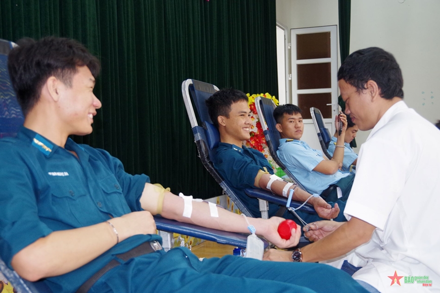 Sư đoàn Không quân 372 tổ chức hiến máu tình nguyện năm 2024