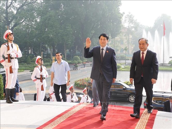 Chủ tịch nước Lương Cường dâng hương tưởng niệm Bác Hồ tại Phủ Chủ tịch