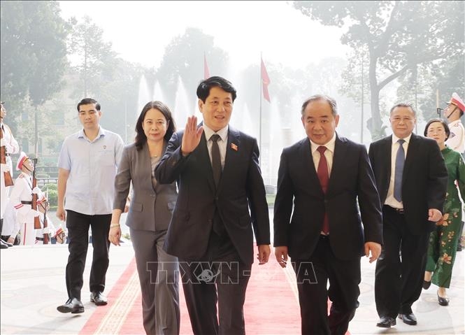 Chủ tịch nước Lương Cường dâng hương tưởng niệm Bác Hồ tại Phủ Chủ tịch