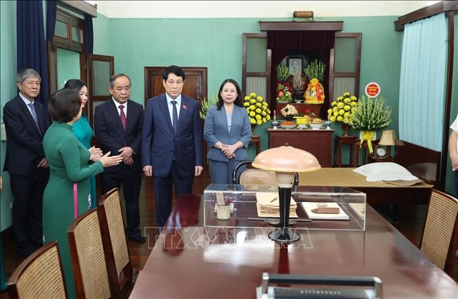 Chủ tịch nước Lương Cường dâng hương tưởng niệm Bác Hồ tại Phủ Chủ tịch
