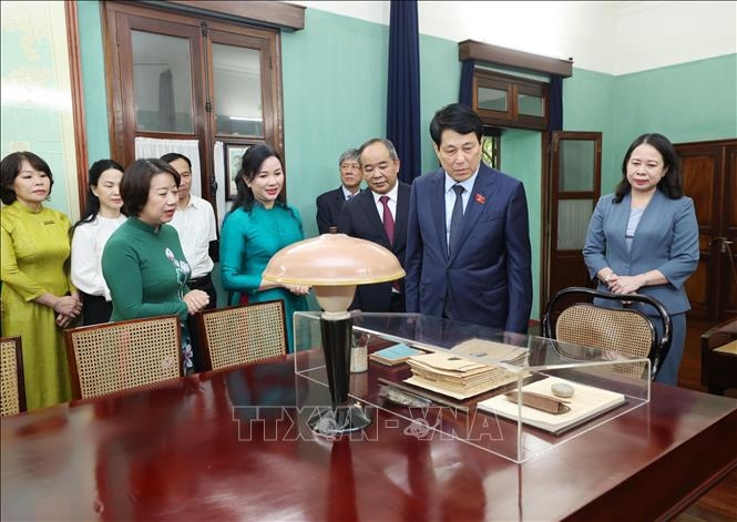 Chủ tịch nước Lương Cường dâng hương tưởng niệm Bác Hồ tại Phủ Chủ tịch