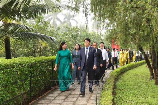 Chủ tịch nước Lương Cường dâng hương tưởng niệm Bác Hồ tại Phủ Chủ tịch