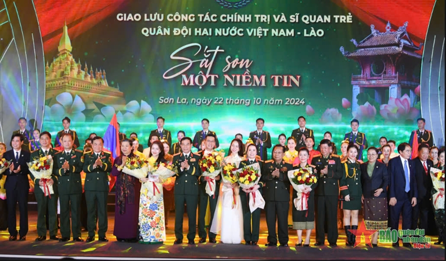 Giao lưu công tác chính trị và sĩ quan trẻ quân đội hai nước Việt Nam-Lào