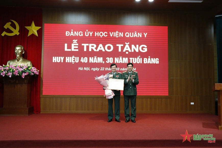Đảng ủy Học viện Quân y trao Huy hiệu 40 năm, 30 năm tuổi Đảng