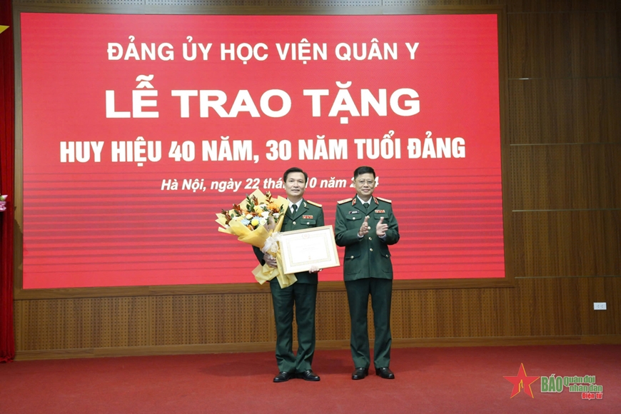 Đảng ủy Học viện Quân y trao Huy hiệu 40 năm, 30 năm tuổi Đảng