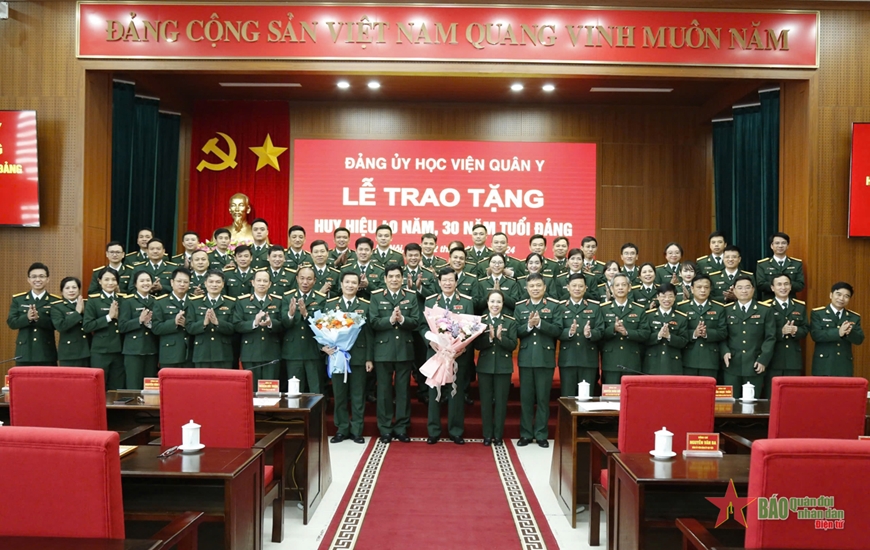 Đảng ủy Học viện Quân y trao Huy hiệu 40 năm, 30 năm tuổi Đảng