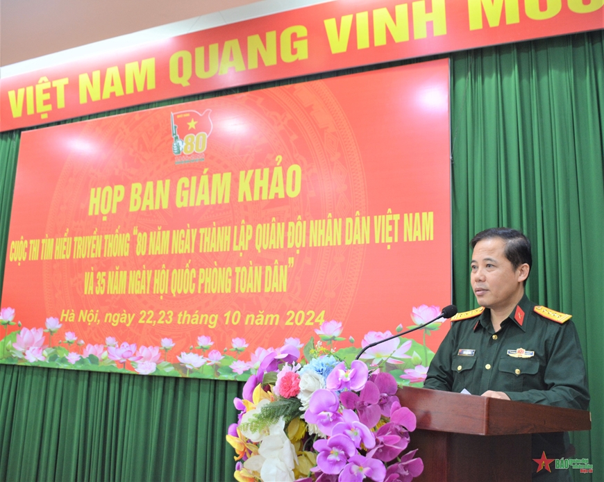 Đại tá Trần Hữu Dũng, Phó trưởng ban Thanh niên Quân đội, Trưởng ban giám khảo phát biểu tại cuộc họp. 