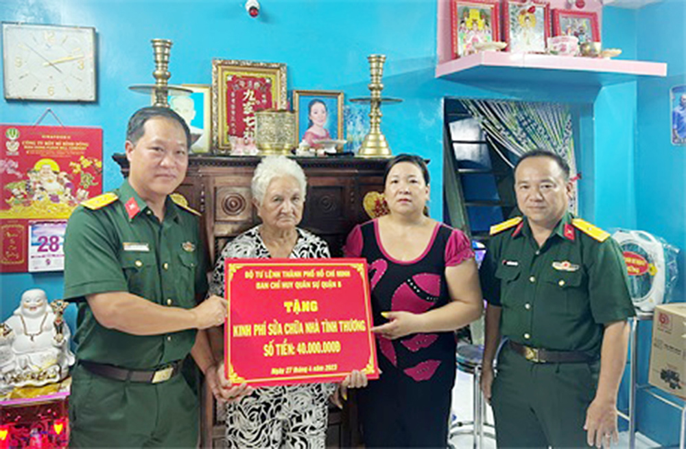 Gắn bó, nghĩa tình với nhân dân