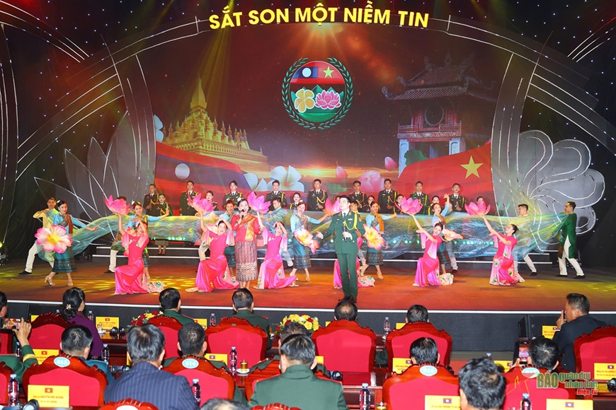 Giao lưu công tác chính trị và sĩ quan trẻ quân đội hai nước Việt Nam-Lào