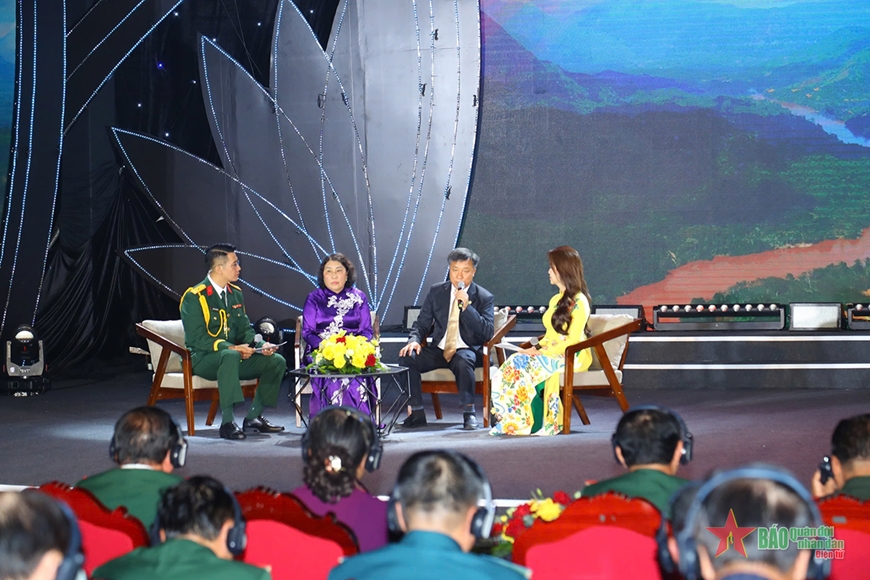 Giao lưu công tác chính trị và sĩ quan trẻ quân đội hai nước Việt Nam-Lào