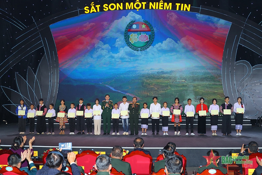 Giao lưu công tác chính trị và sĩ quan trẻ quân đội hai nước Việt Nam-Lào