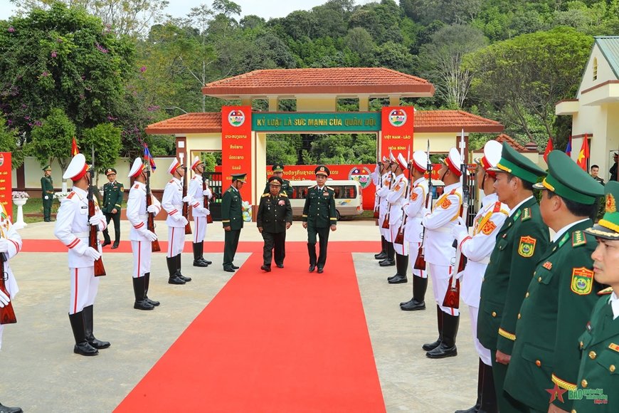 Bộ trưởng Bộ Quốc phòng hai nước Việt Nam - Lào thăm Đồn Biên phòng cửa khẩu Lóng Sập