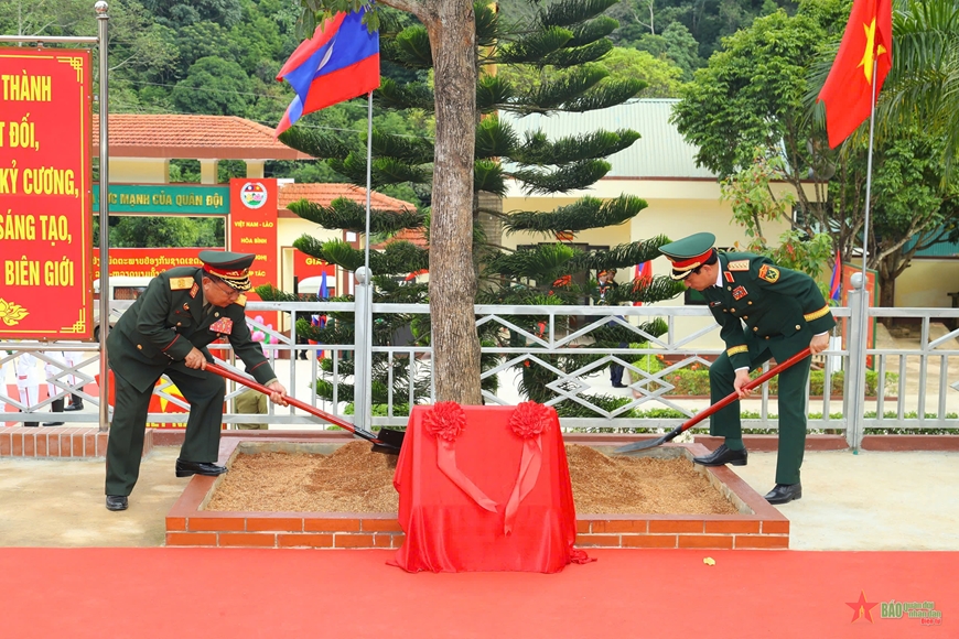 Bộ trưởng Bộ Quốc phòng hai nước Việt Nam - Lào thăm Đồn Biên phòng cửa khẩu Lóng Sập