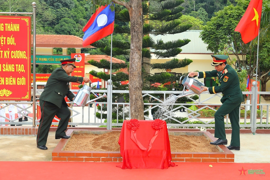 Bộ trưởng Bộ Quốc phòng hai nước Việt Nam - Lào thăm Đồn Biên phòng cửa khẩu Lóng Sập