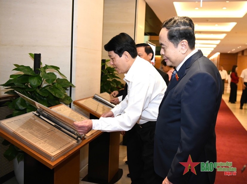 Chủ tịch nước Lương Cường và Chủ tịch Quốc hội Trần Thanh Mẫn tham quan Triển lãm chuyên đề “Nhật Báo Quốc hội”