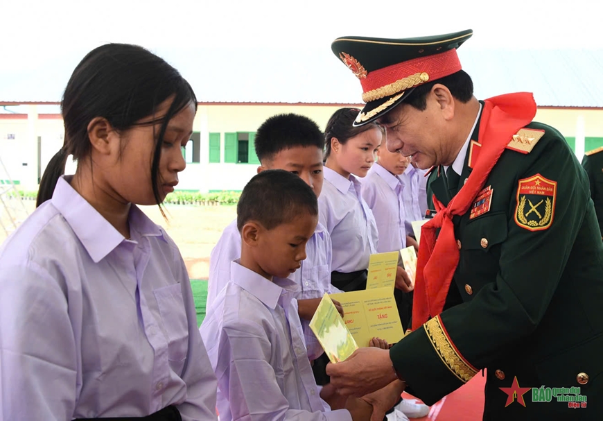 Đại tướng Phan Văn Giang trao học bổng tặng các học sinh có hoàn cảnh khó khăn. 