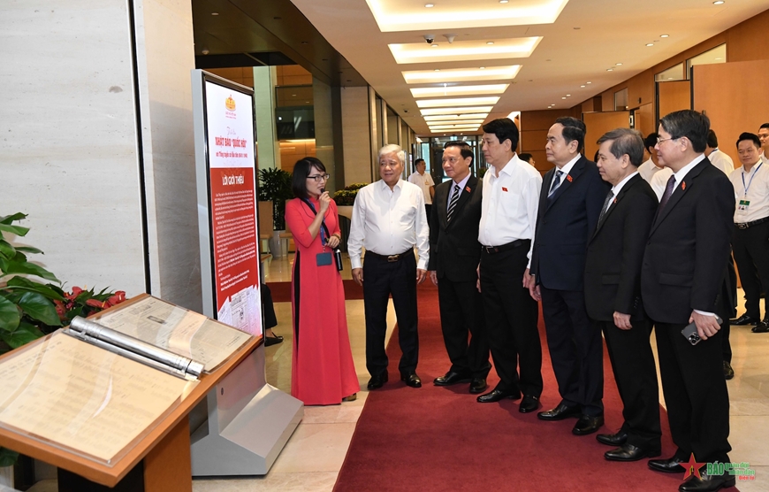 Chủ tịch nước Lương Cường và Chủ tịch Quốc hội Trần Thanh Mẫn tham quan Triển lãm chuyên đề “Nhật Báo Quốc hội”