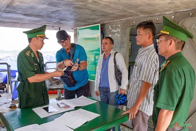 Gallery - 	Bộ đội biên phòng tuần tra trên sông Sài Gòn