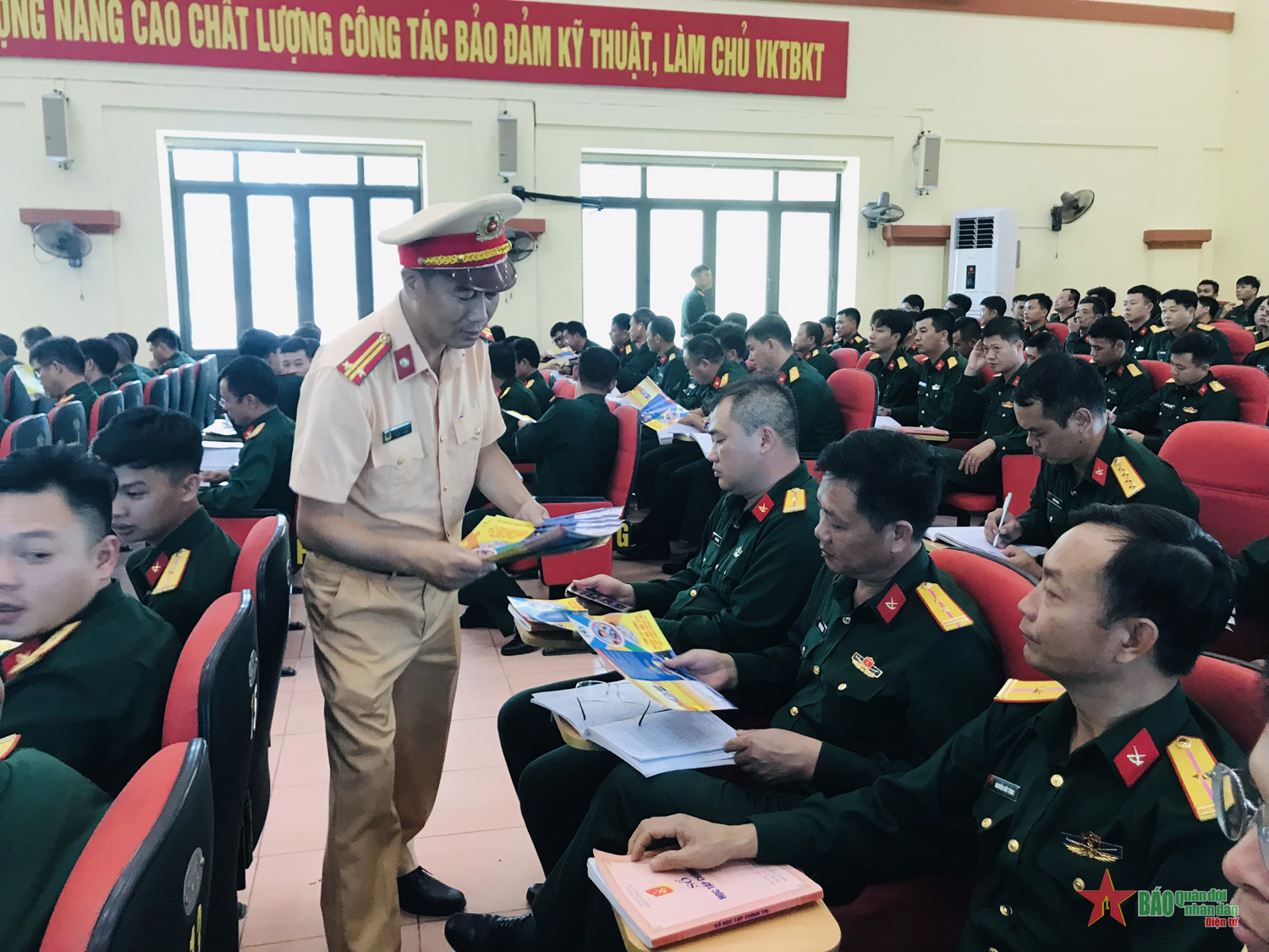 Lữ đoàn 649 nâng cao ý thức, trách nhiệm cho cán bộ, chiến sĩ khi tham gia giao thông