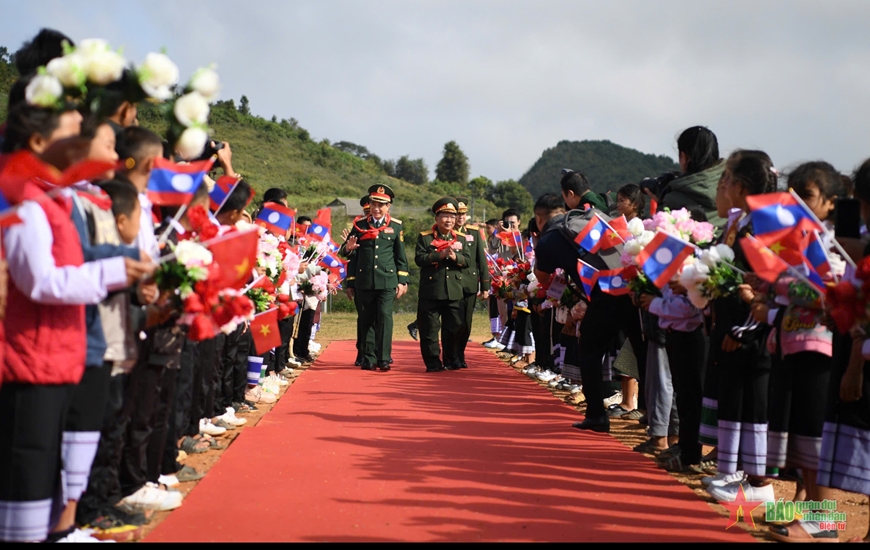 Học sinh Trường Tiểu học-Trung học cơ sở Pahang vẫy cờ, hoa chào đón hai Bộ trưởng.